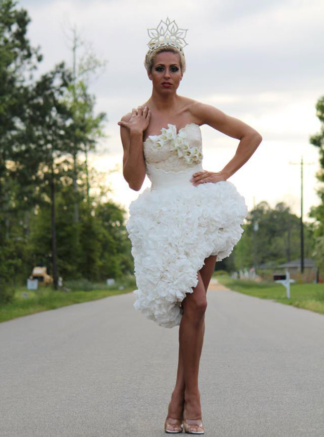 Năm nay, người chiến thắng cuộc thi thiết kế váy cưới làm từ giấy vệ sinh cũng đã có chủ.